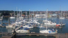 Marina View South Facing Balcony Sunny Apartment